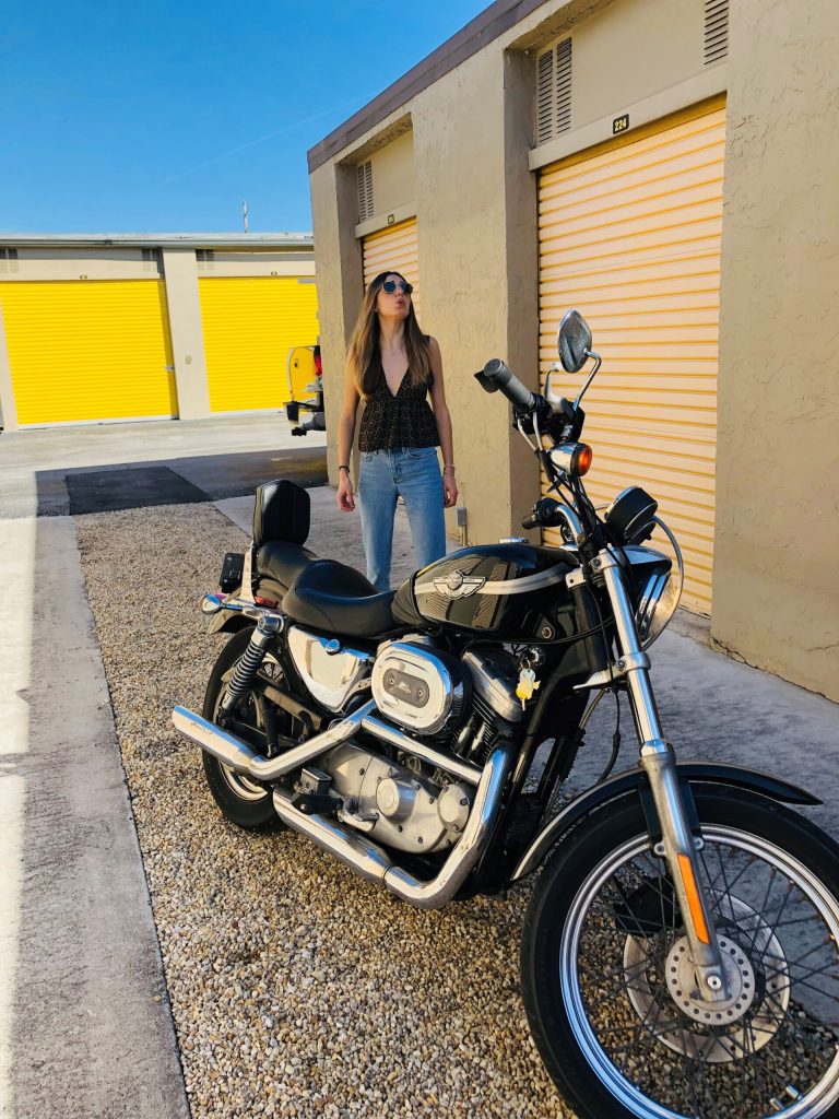 ragazza con moto in self storage
