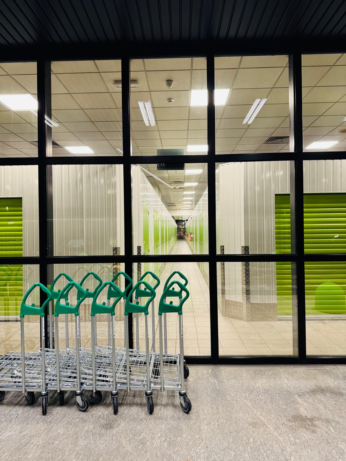 self storage busto corridoio e carrelli