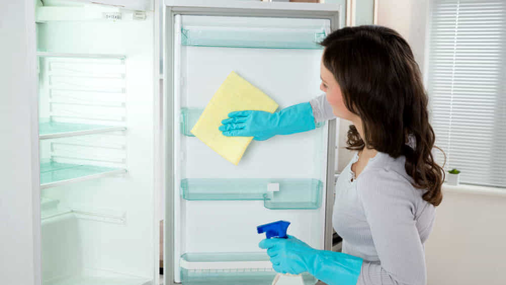 pulizia frigo con limone