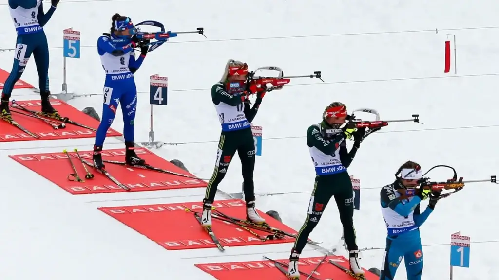 Atlete di Biathlon che impugnano la carabina