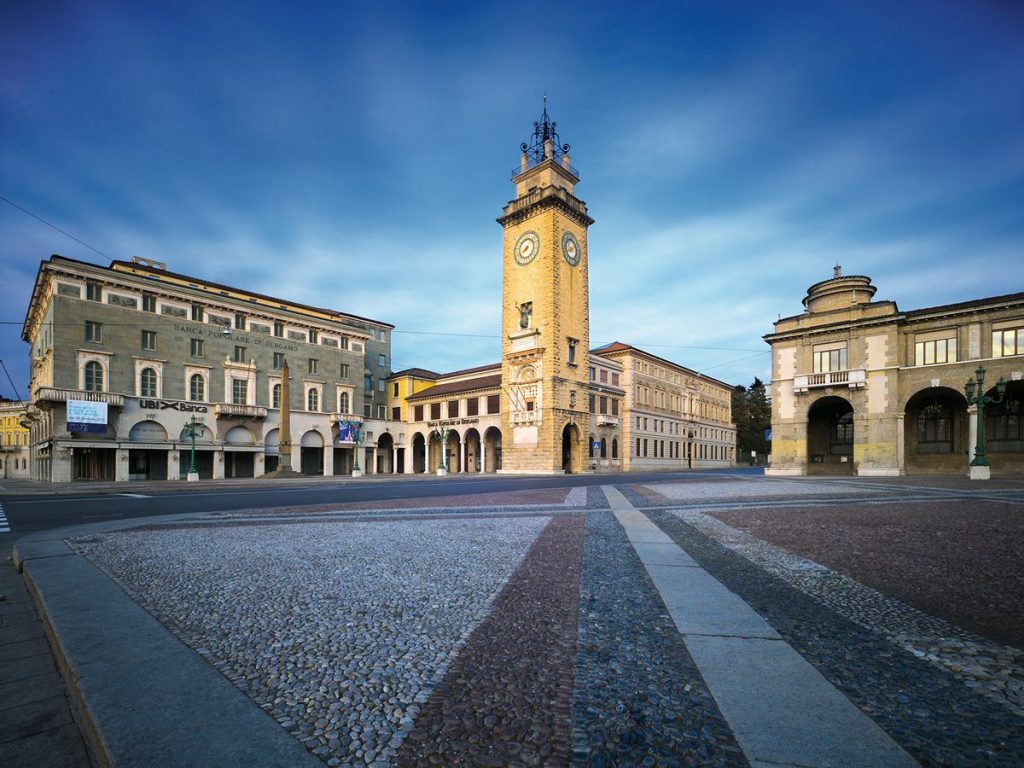 Il Sentierone e la Torre dei Caduti