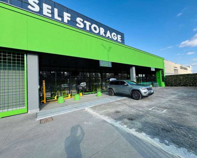 Zona carico scarico magazzini self storage busto