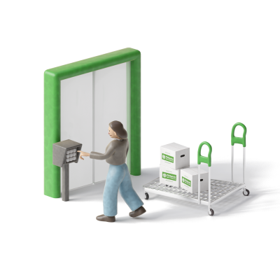 Cliente accede in autonomia in sede PiùSpazio Self Storage con carrellino e montacarichi