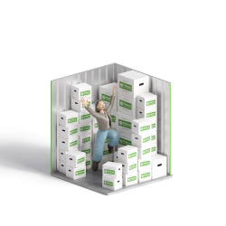 Cliente felice in box piuspazio self storage con scatoloni
