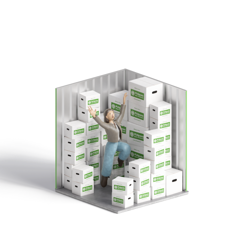Cliente felice in box piuspazio self storage con scatoloni